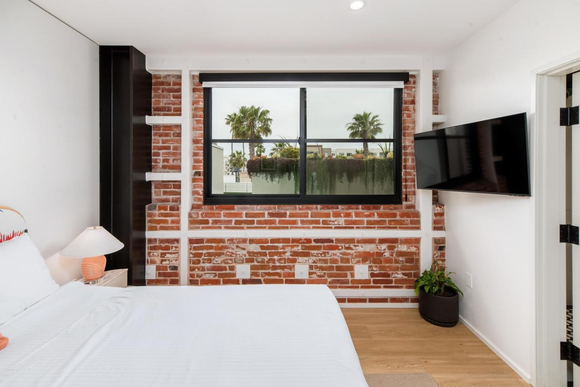 The Brick Boutique Hotel Oceanside Exterior photo